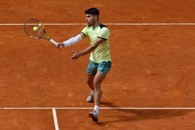 Carlos Alcaraz realitza una volea al Masters 1000 de Madrid / Foto: EFE