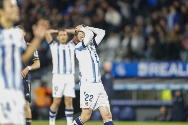 Los jugadores de la Real Sociedad se lamentan de una ocasion fallada EFE