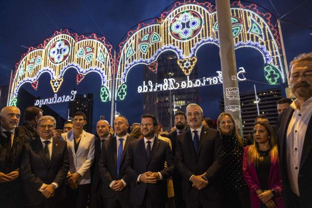 Inicio feria abril barcelona encendida luces colores barbilla aragonés collboni / Foto: Carlos Baglietto Inicio feria abril barcelona encendida luces colores barbilla aragonés collboni / Foto: Carlos Baglietto