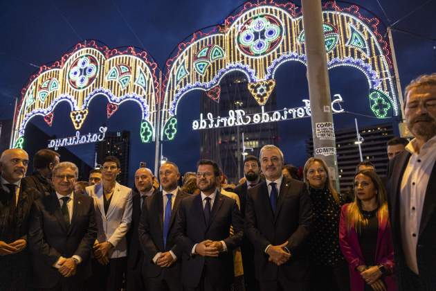 Inicio feria abril barcelona encendida luces colores barbilla aragonés collboni / Foto: Carlos Baglietto