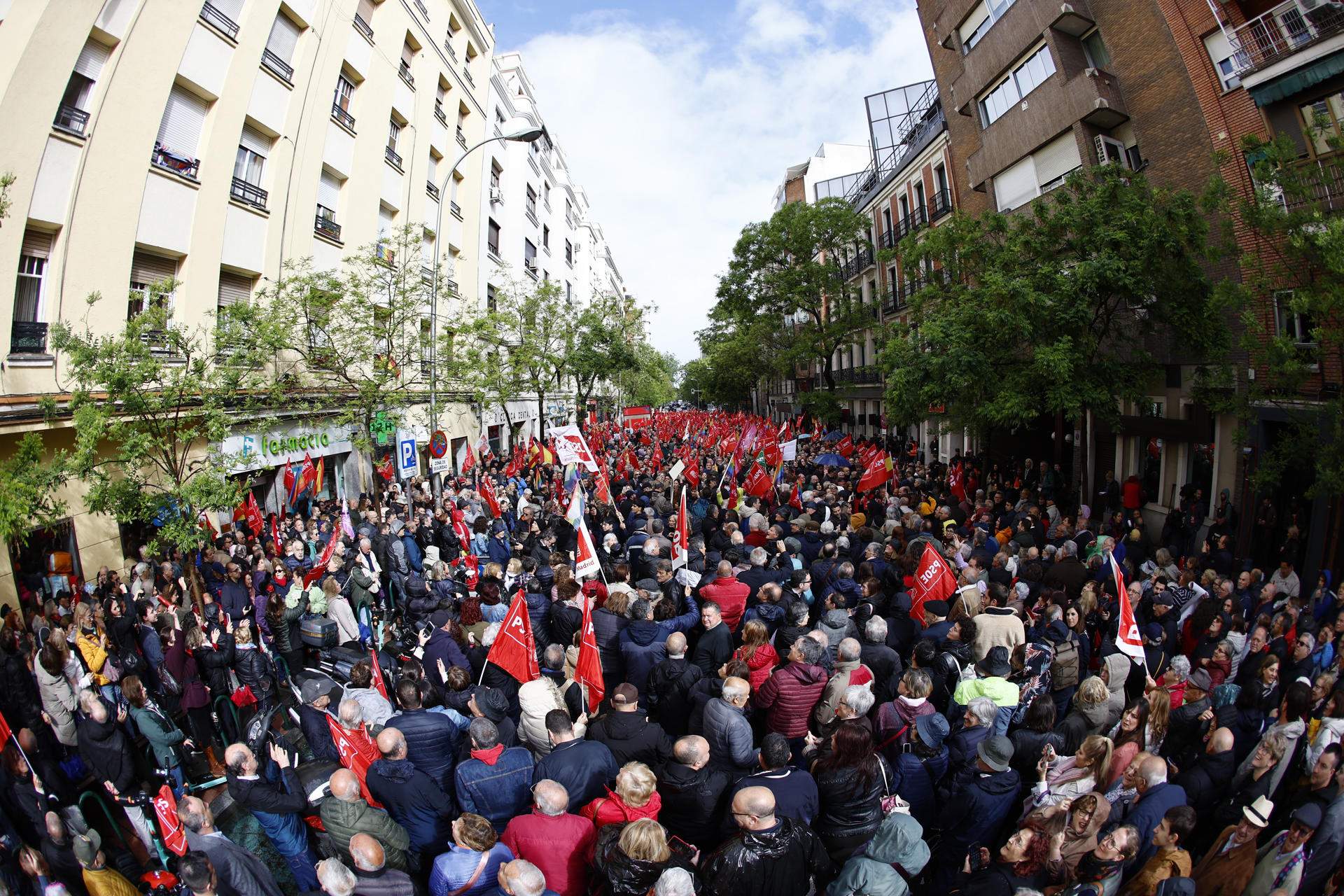 Centenars de persones donen suport a Sánchez a les portes de Ferraz: “Pedro, queda’t”