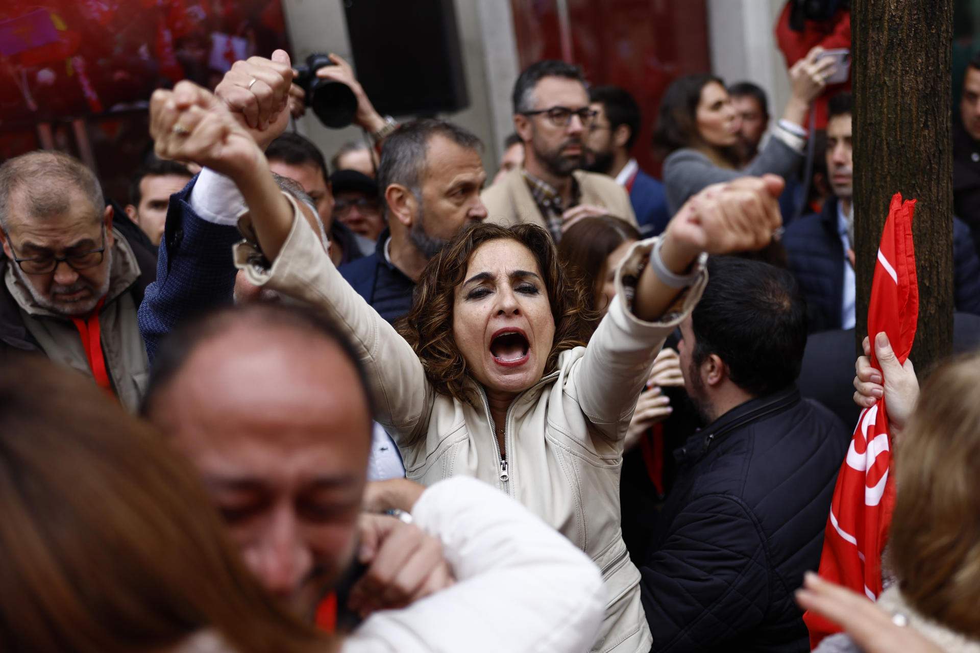 El PSOE tanca files amb Pedro Sánchez i Begoña Gómez i els empeny a continuar a Moncloa