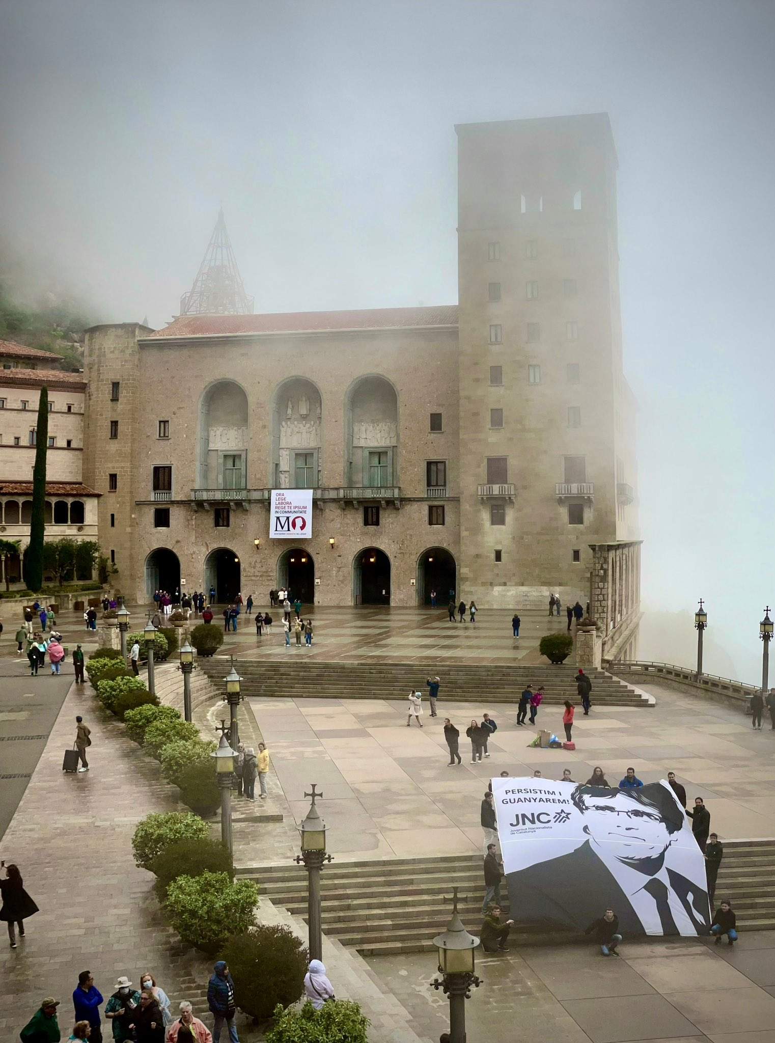 La JNC desplega una pancarta de Puigdemont a Montserrat el dia de la Mare de Déu | VÍDEO