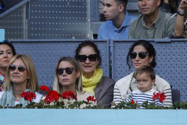 Xisca Perelló con su hijo, en el partido de Rafa Nadal / EFE