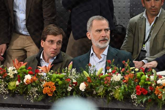 Almeida y Felipe VI durante el partido / Europa Press