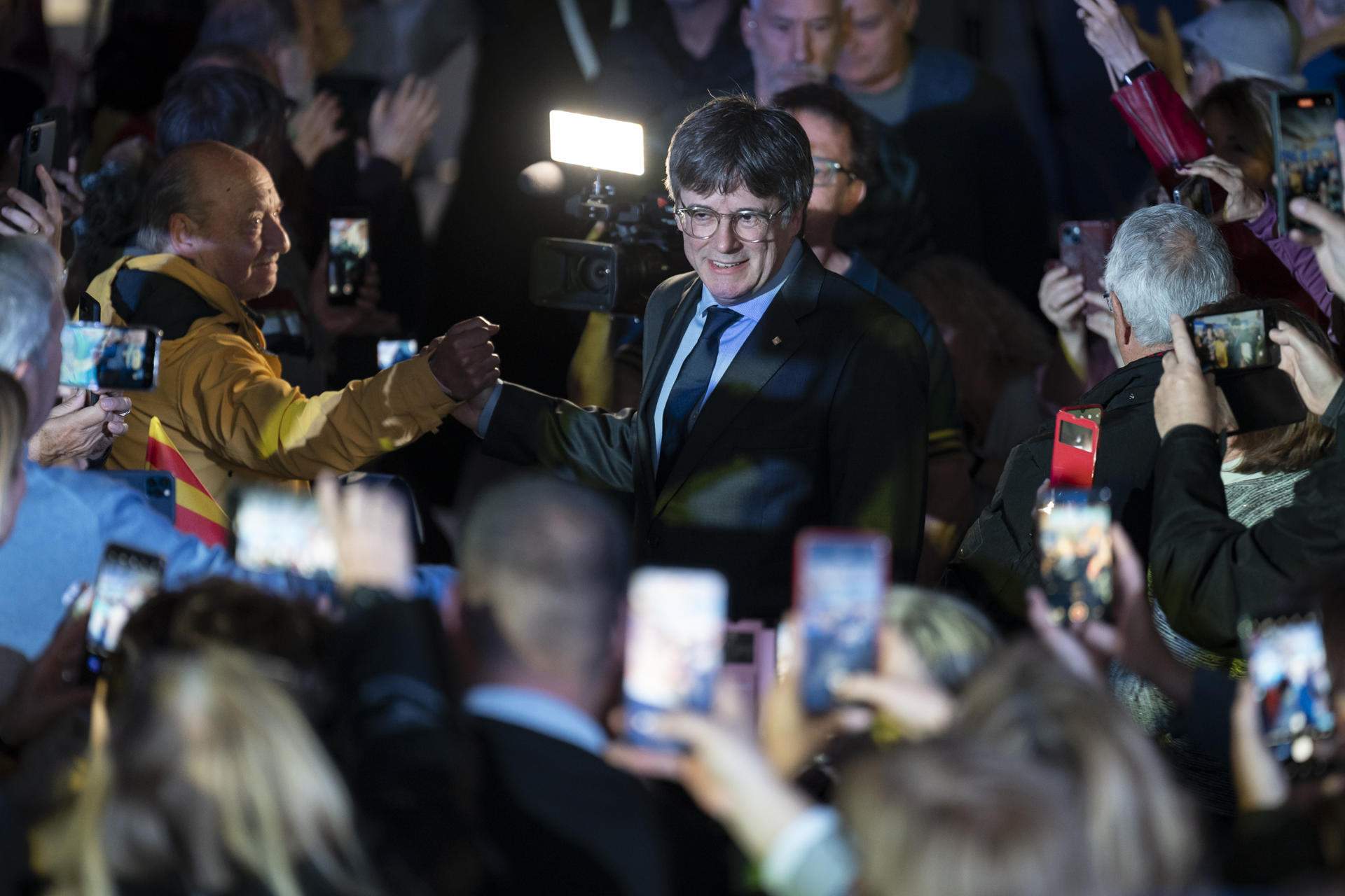 Allau de mostres de suport a Carles Puigdemont per la mort de la seva mare