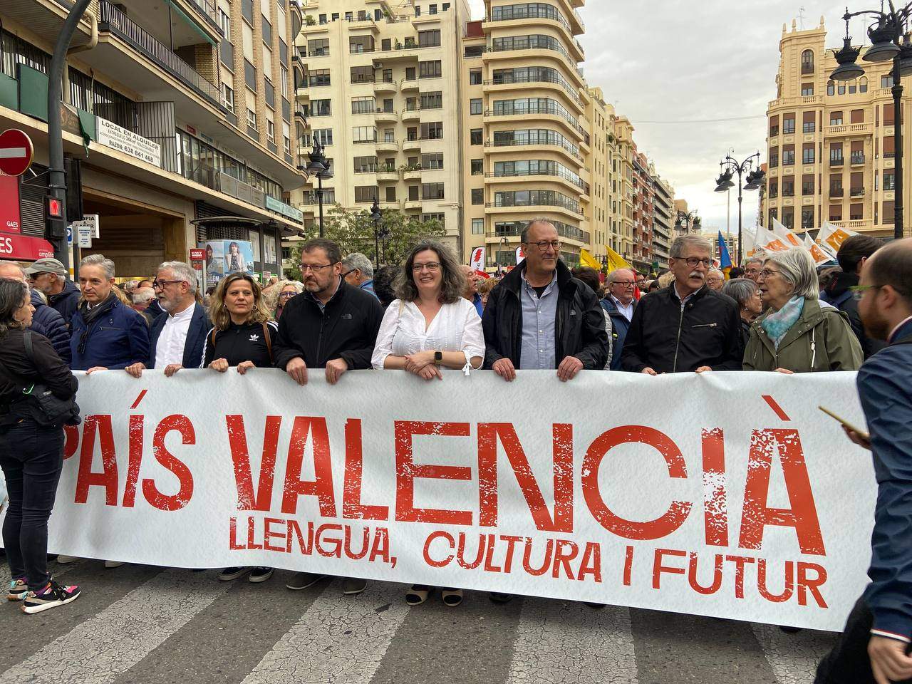 Miles de personas llenan el centro de València en defensa de la lengua y la cultura