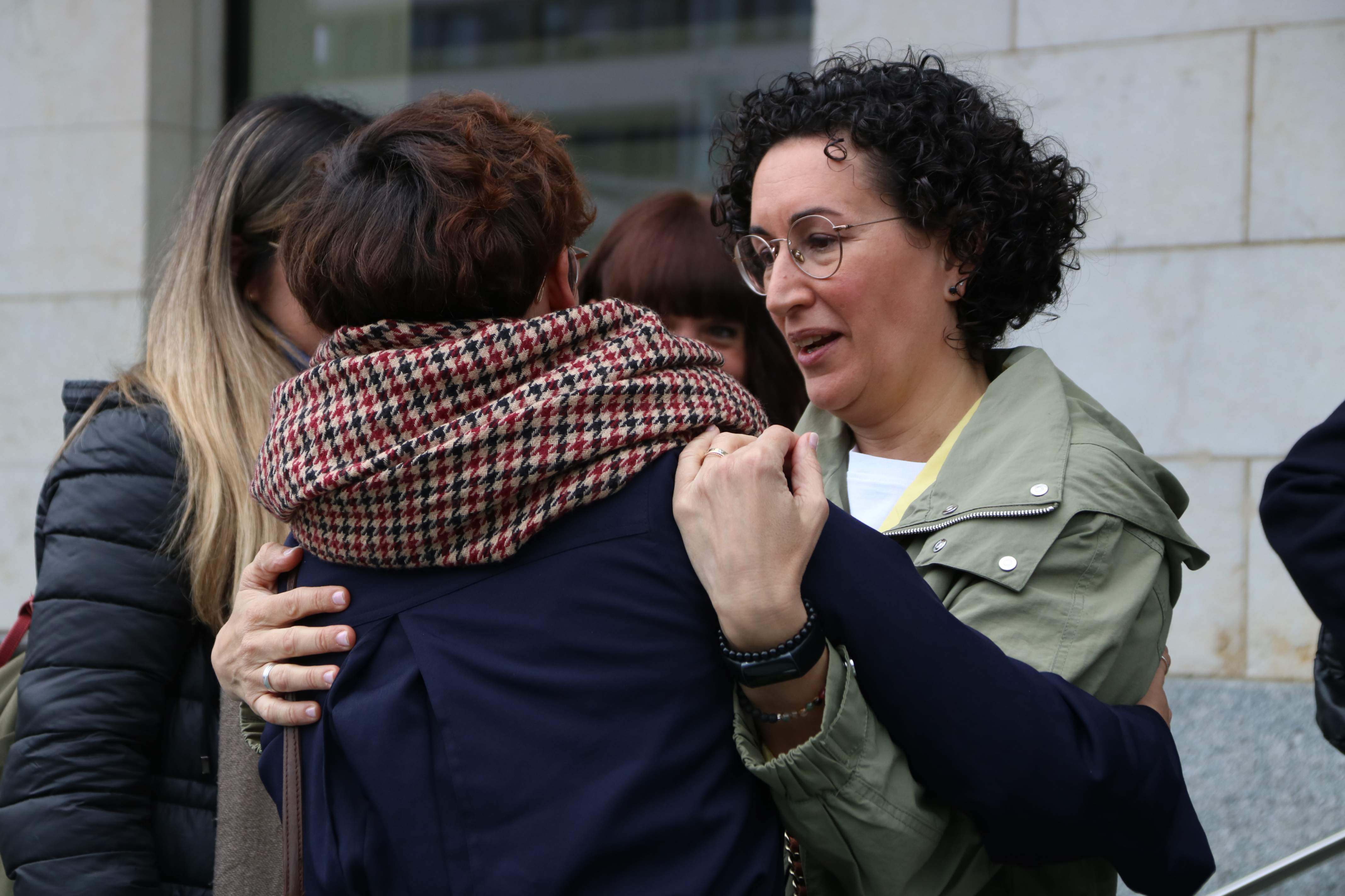 Marta Rovira se abraza con Jenn Díaz (Bernat Vilaró, ACN)