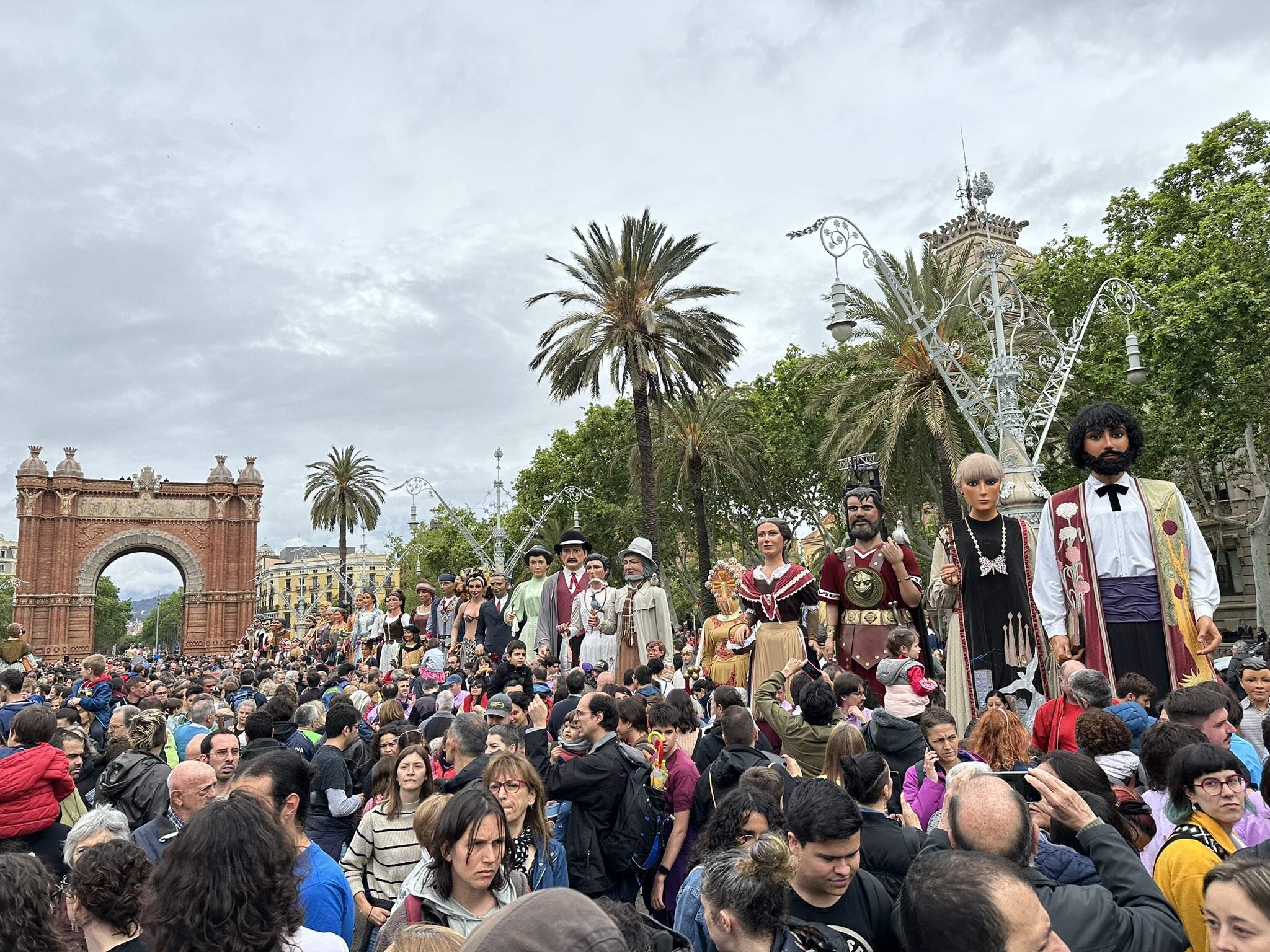 Gran baile con más de 200 'colles' para conmemorar los seis siglos de gigantes en Barcelona