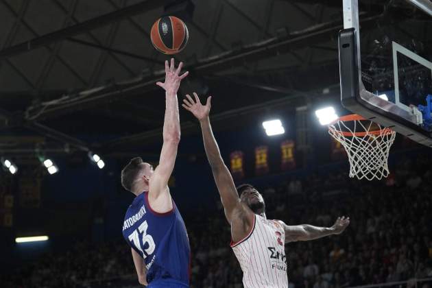 Satoransky Wright Moses Barça Olympiacos / Foto: EFE Satoransky Wright Moses Barça Olympiacos / Foto: EFE