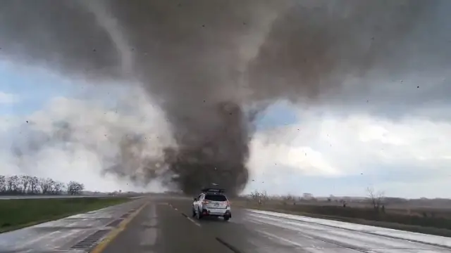 Un tornado coge desprevenidos a unos conductores en una autopista de Nebraska