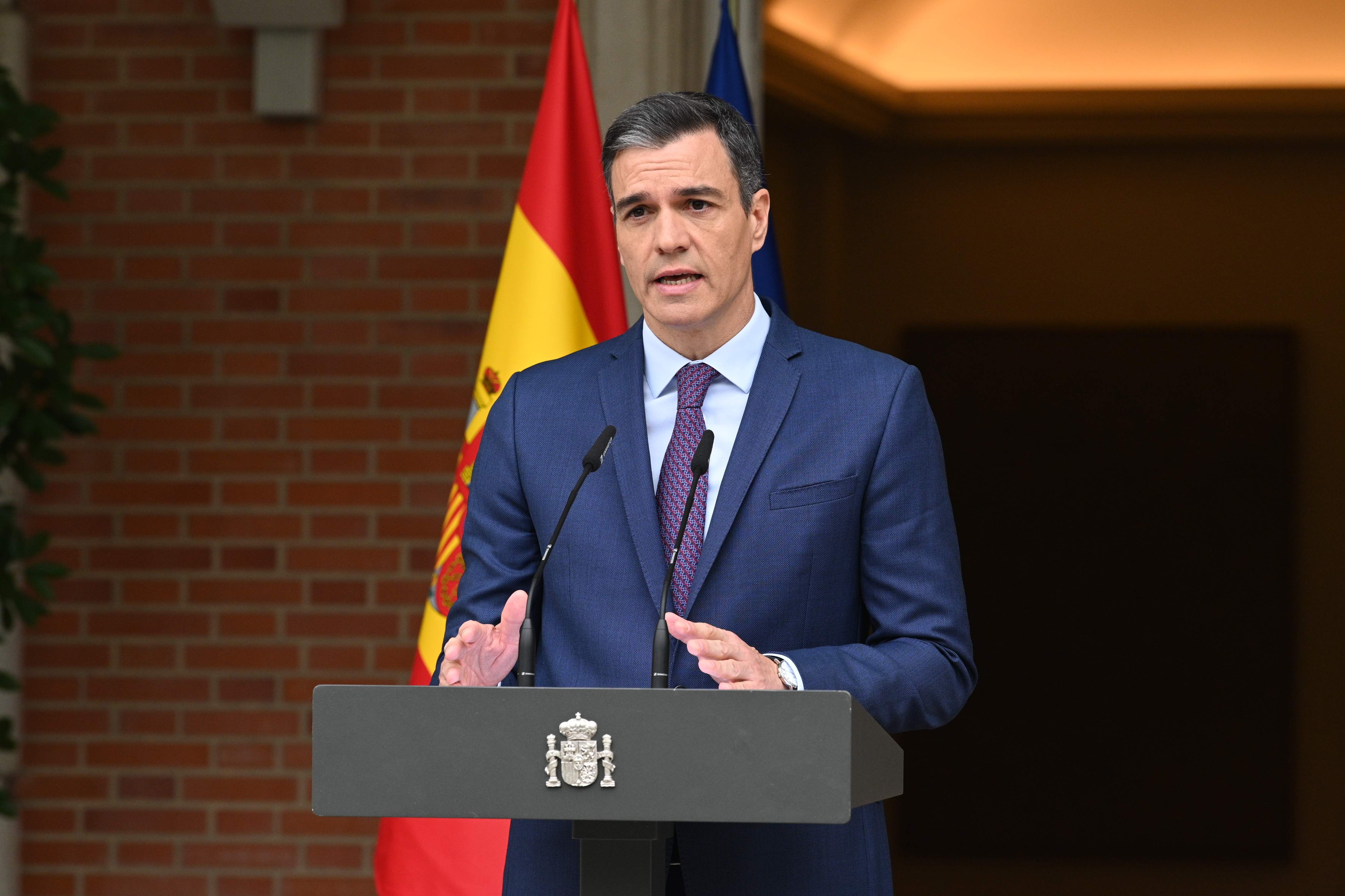 Pedro Sánchez announces that he is continuing as Spanish prime minister