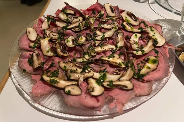 Roast beef de vaca vieja con portobellos en el restaurante Gina Balmesina / Foto: Rosa Molinero Trias Roast beef de vaca vieja con portobellos en el restaurante Gina Balmesina / Foto: Rosa Molinero Trias