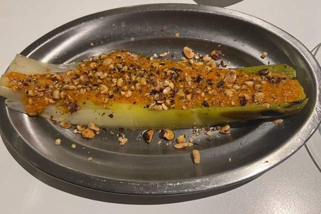 Puerro|Porro al horno con romesco en el restaurante Gina Balmesina / Foto: Rosa Molinero Trias Puerro|Porro al horno con romesco en el restaurante Gina Balmesina / Foto: Rosa Molinero Trias