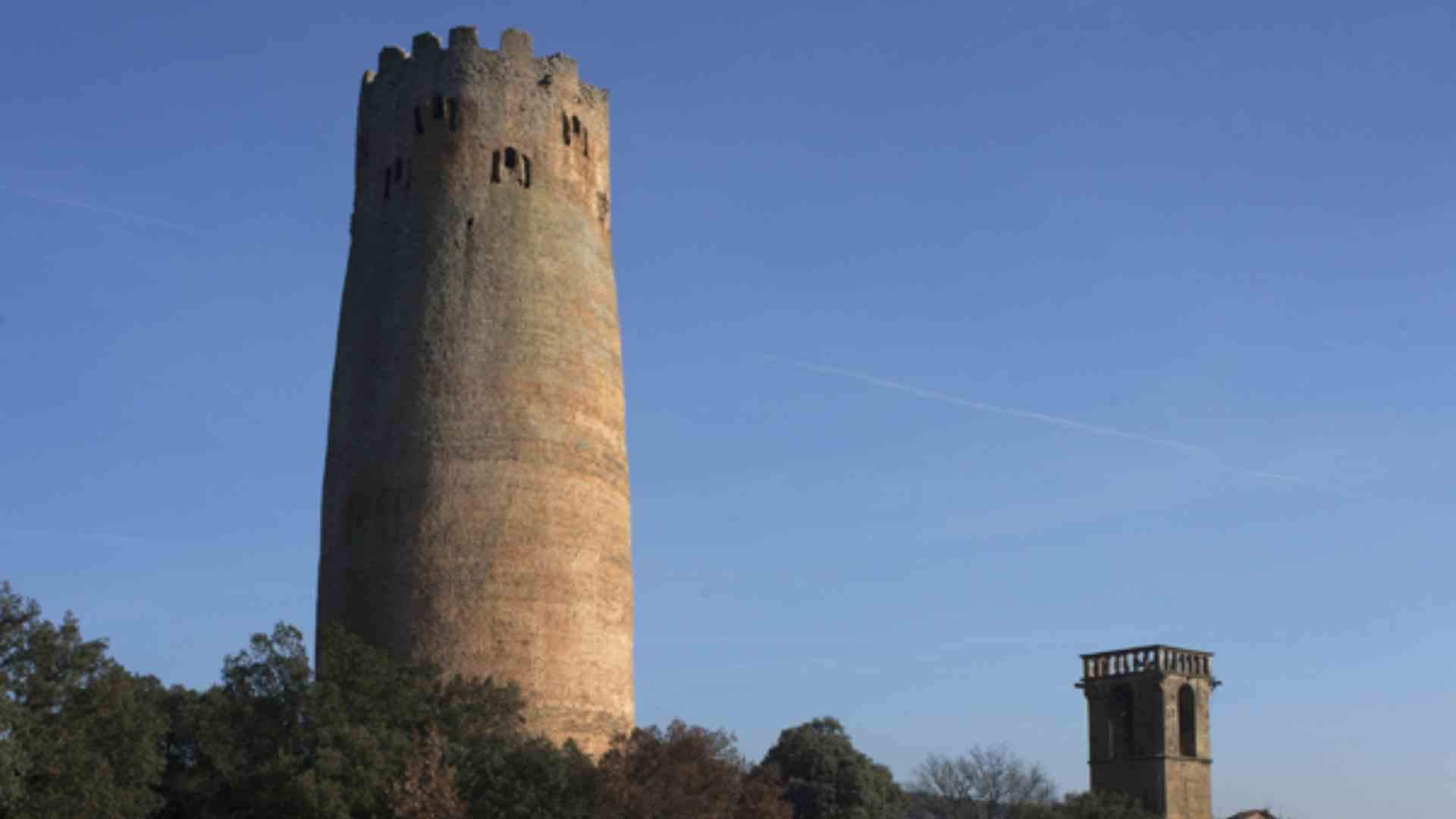 Una de las torres más enigmáticas de Europa está en Catalunya camuflada entre la naturaleza