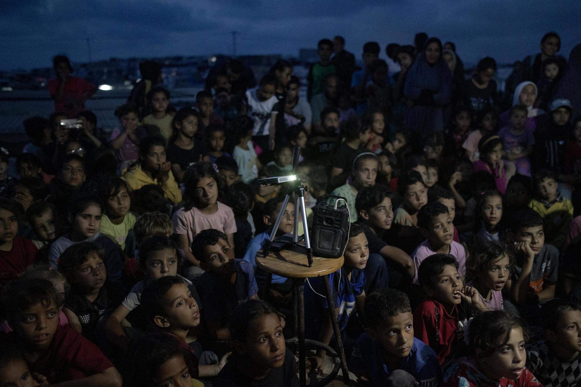 Cinema contra les bombes al camp de refugiats de Rafah