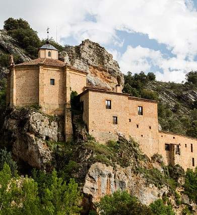 L'ermita que sembla treta d'un conte de Dràcula: s'hi accedeix per una cova!