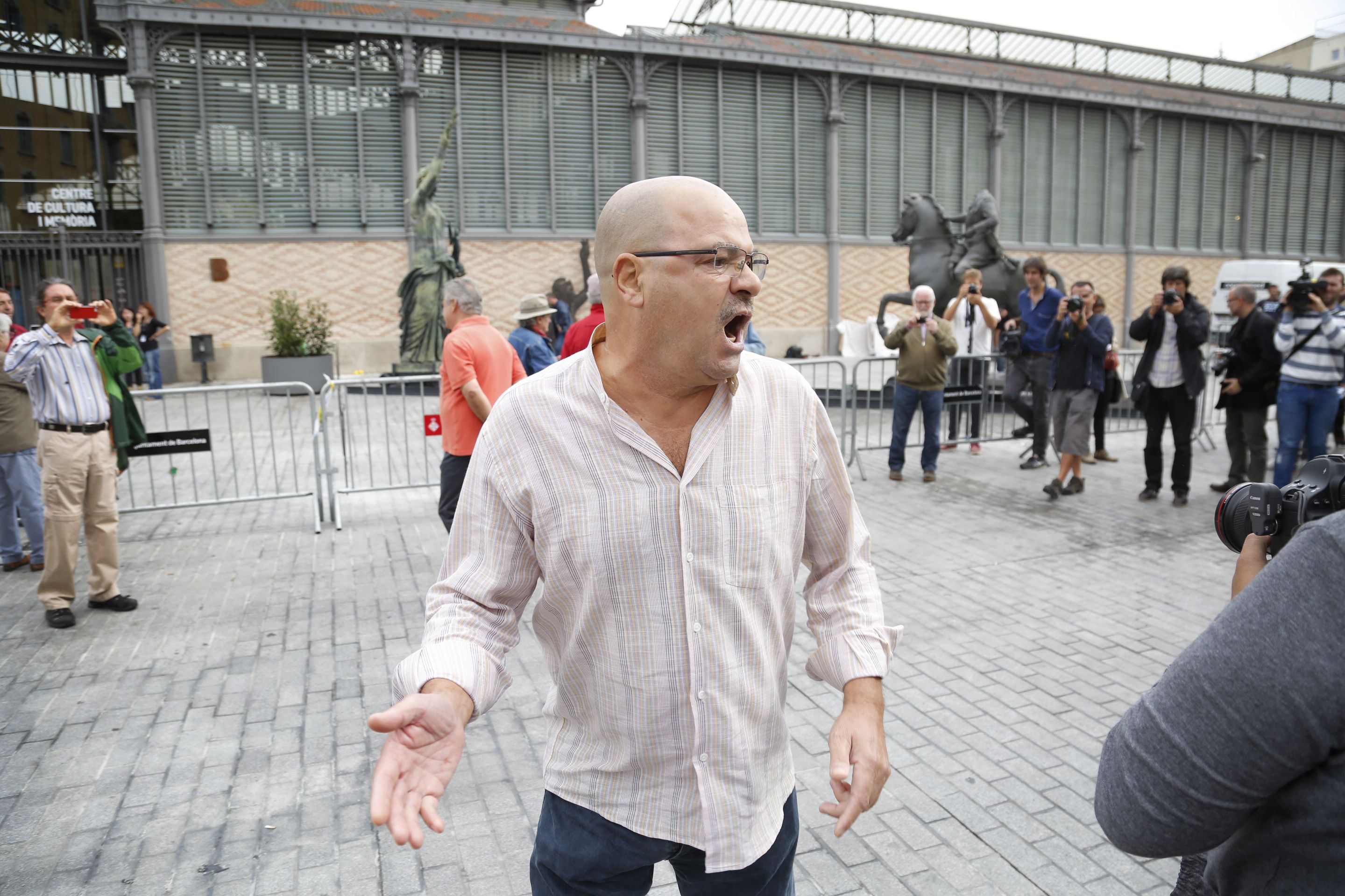 Vídeo: Abucheo a la estatua de Franco