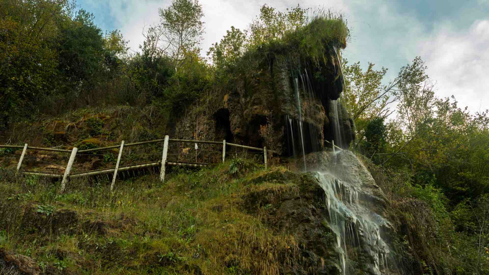 La ruta de senderismo catalana en la que pasarás por dentro de una roca, cruzarás puentes y verás cascadas