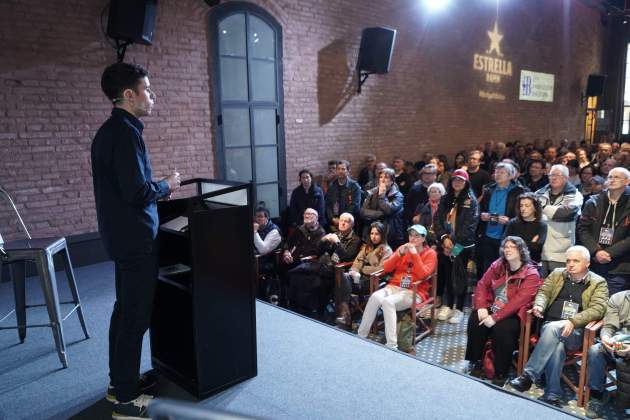 Xavier Prat dirigiendo se a los voluntarios de la Copa América / Foto: America's Cup