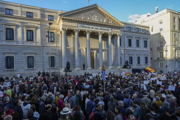 concentració a les portes del Congrés en suport a Sánchez