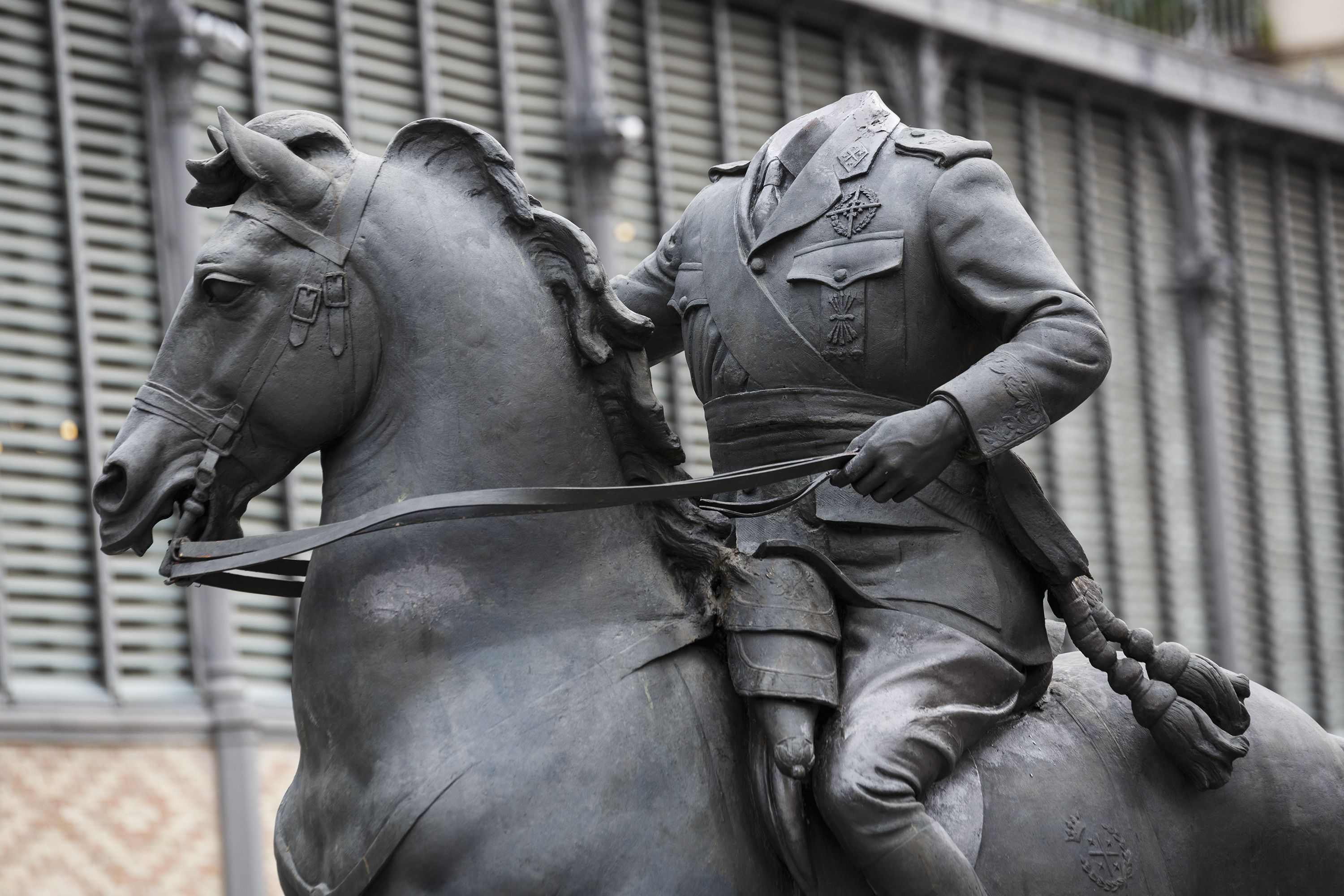 A la Fundación Francisco Franco tampoco le gusta la estatua ante el Born