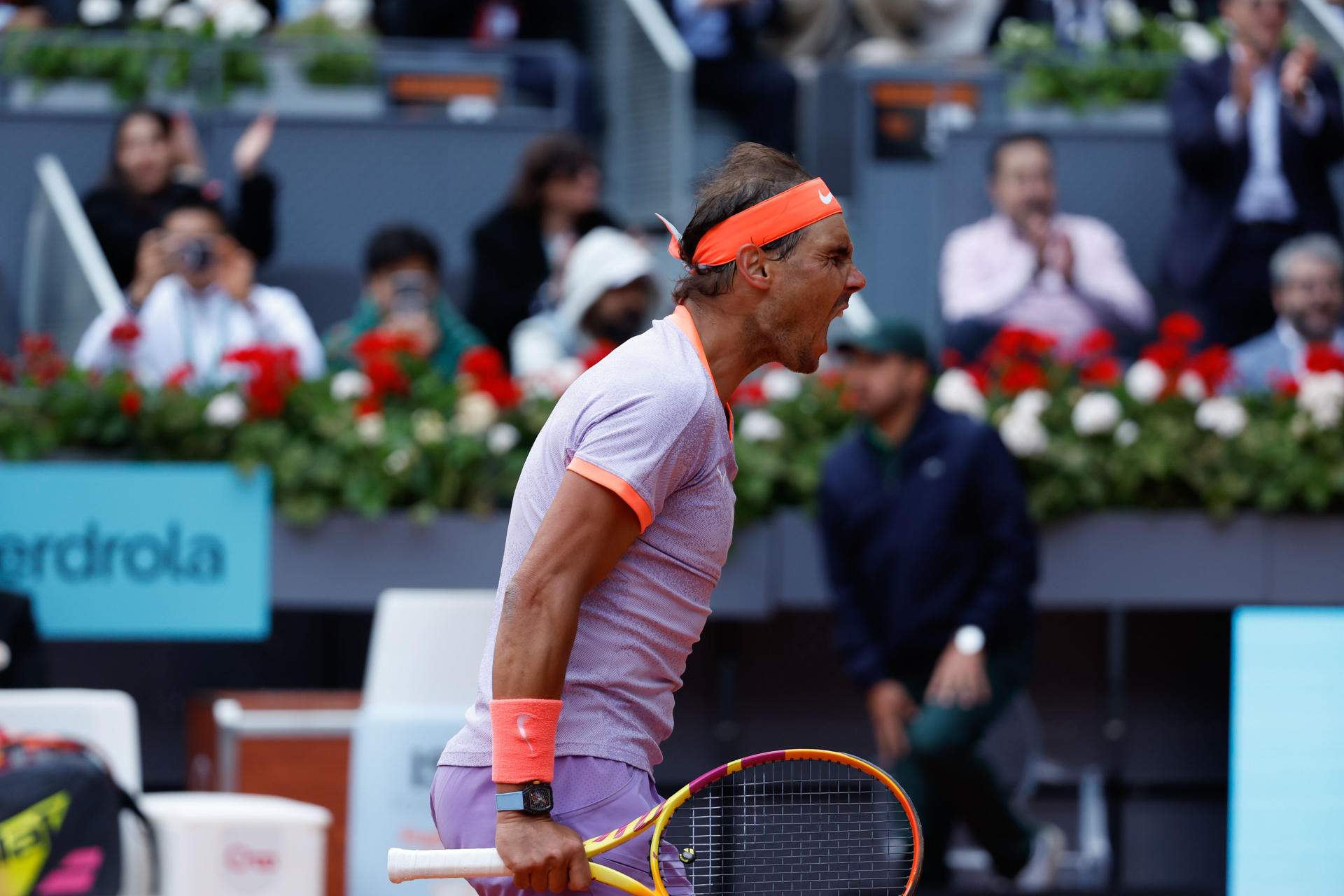 Rafa Nadal brilla y resiste ante Cachín para mantenerse en una nube en Madrid