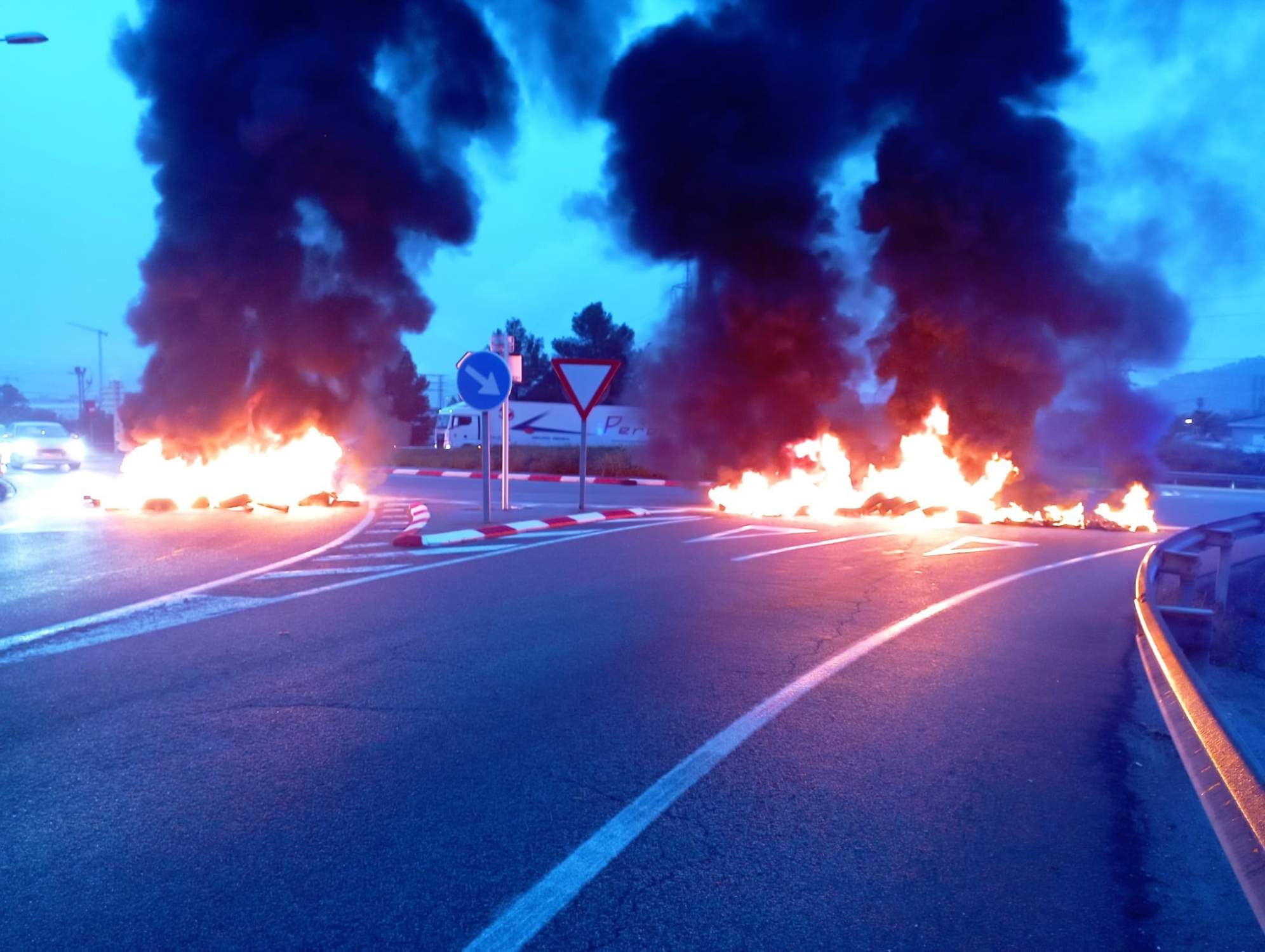 Barricades de foc dels treballadors de les presons per mantenir la protesta contra Justícia i sindicats