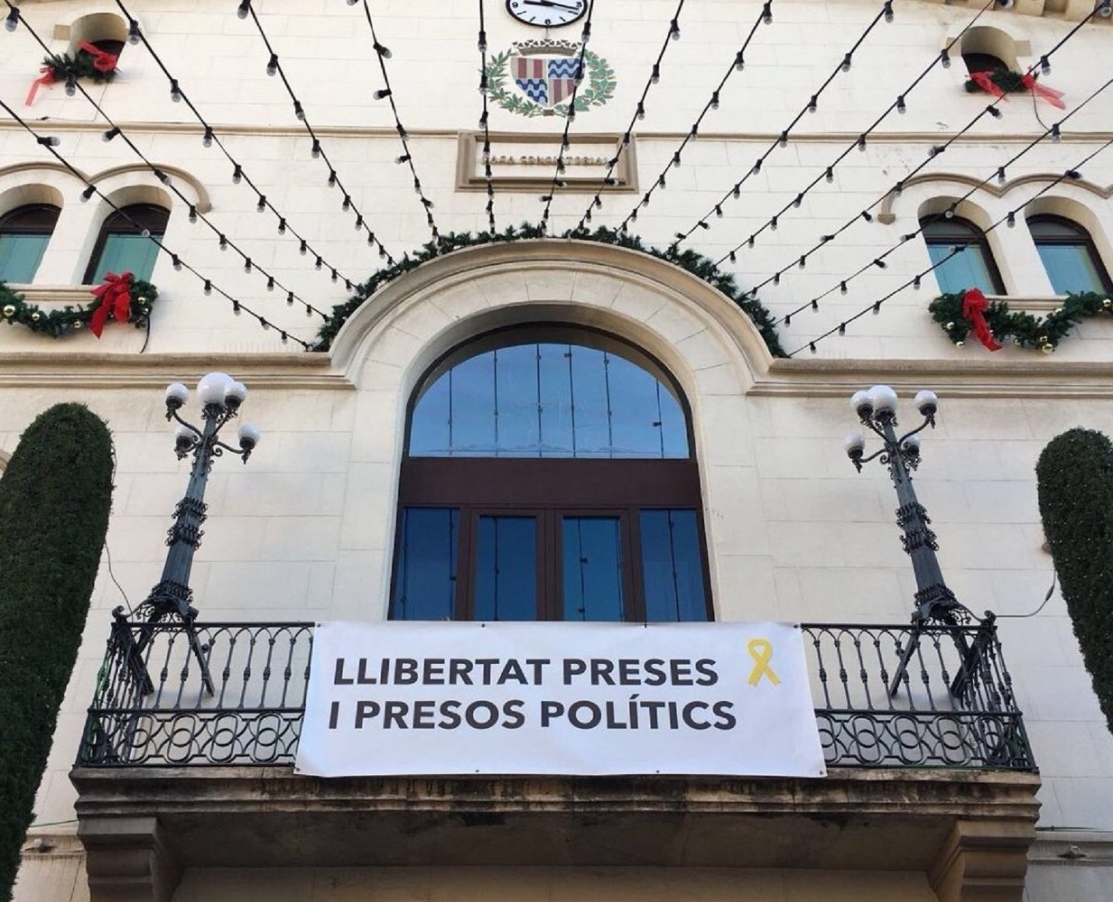 Albiol exige al PSC de Badalona que saque la pancarta de los presos del Ayuntamiento