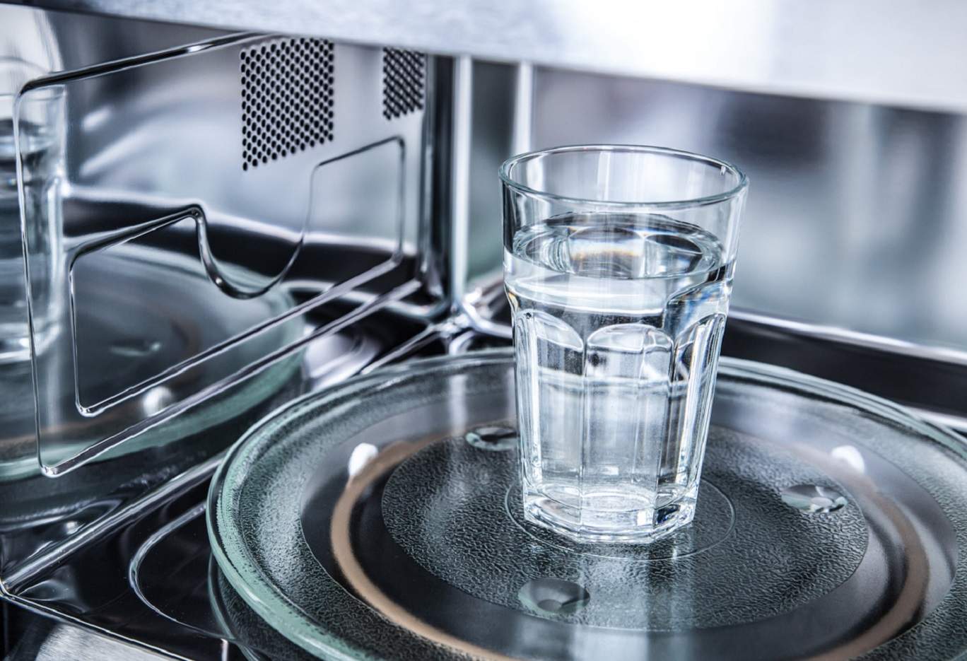 Por tu bien, tendrías que dejar de calentar el agua en el microondas: los expertos te explican por qué