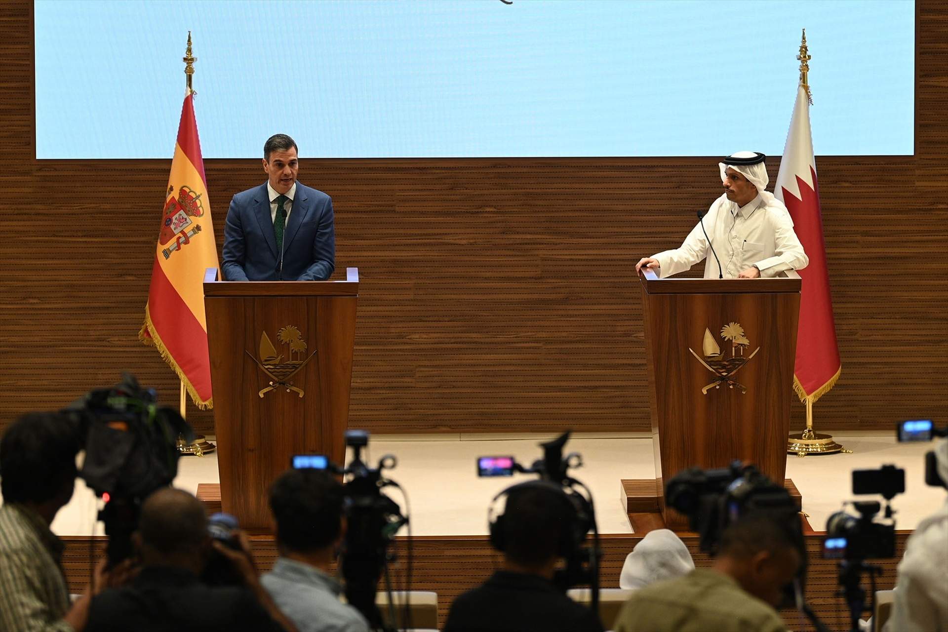 La JEC abre un expediente sancionador a Pedro Sánchez por elogiar a Salvador Illa desde Doha