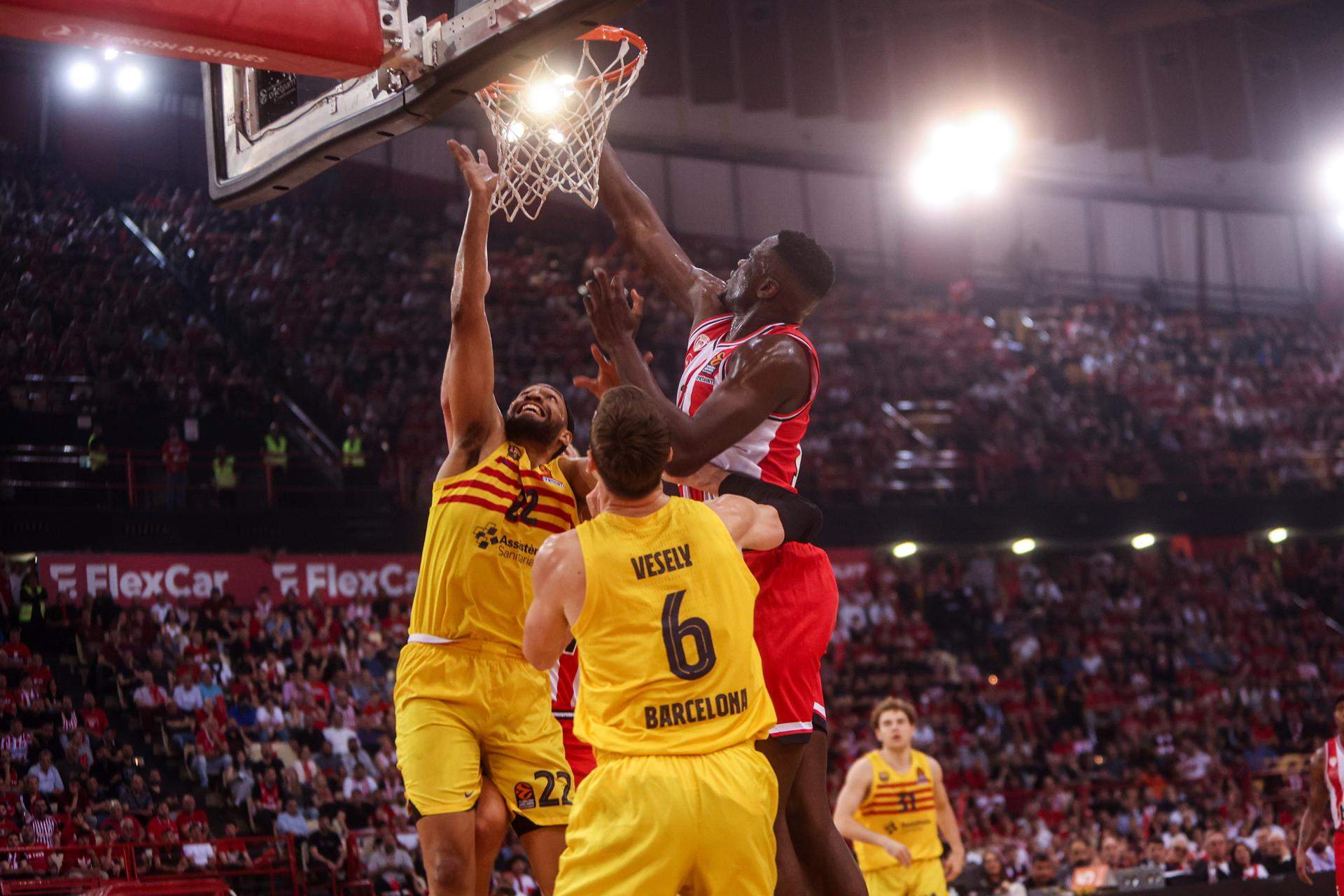 El Barça se impone al Olympiacos en la prórroga y ya mira de reojo a la Final Four de la Euroliga (80-82)