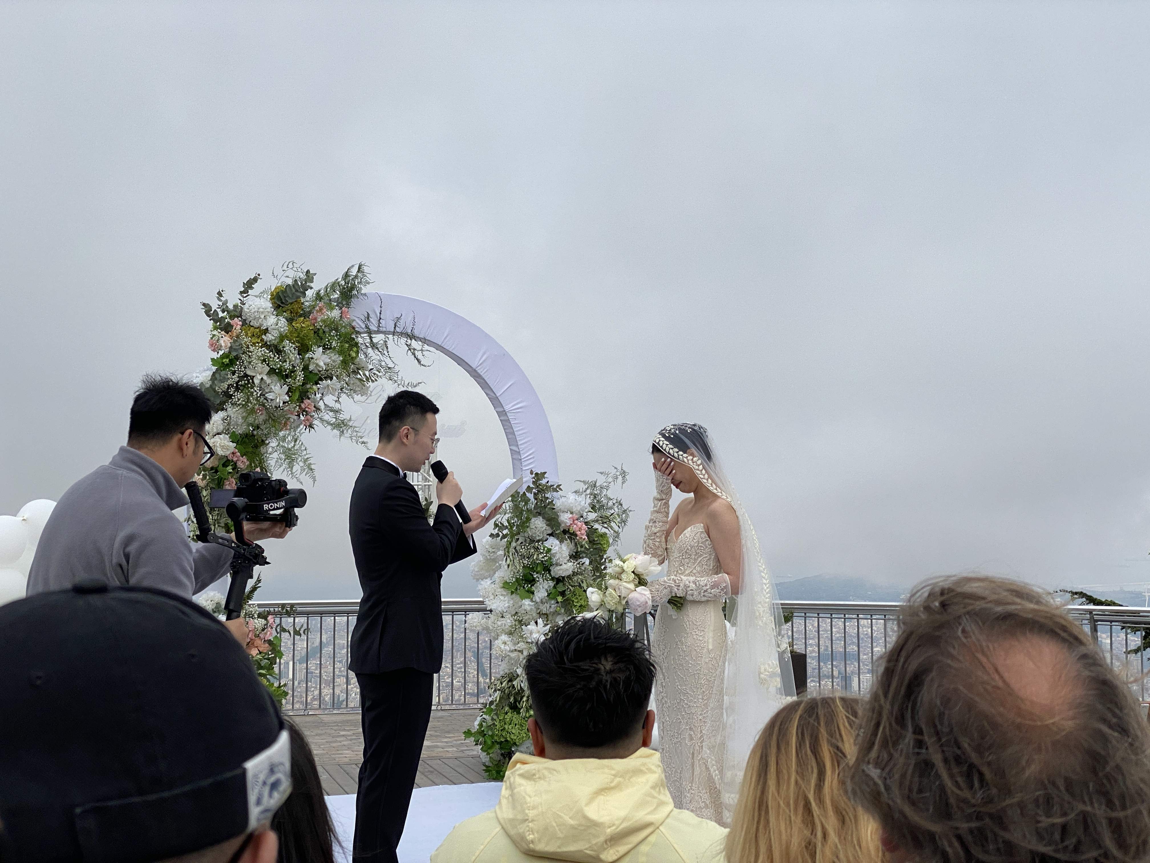 Una pareja china se casa en el Tibidabo con desconocidos de invitados