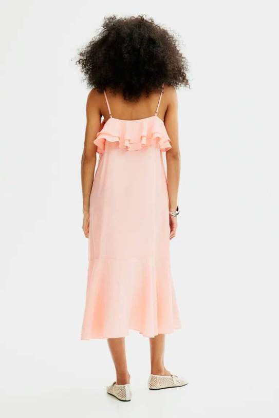 Vestido de tirantes con escote de volante