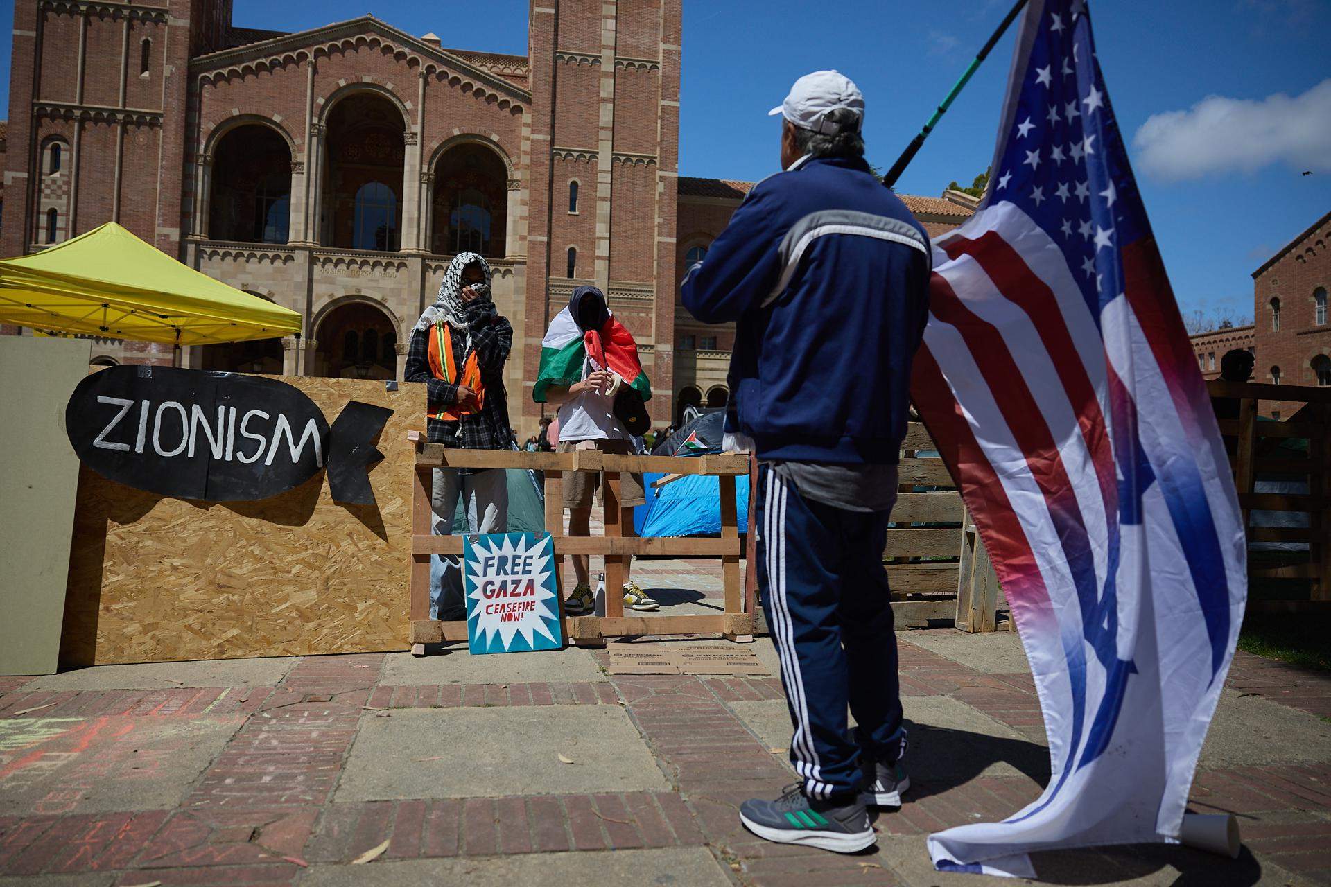 Enfrentamientos entre estudiantes pro israelíes y pro palestinos en la Universidad de California