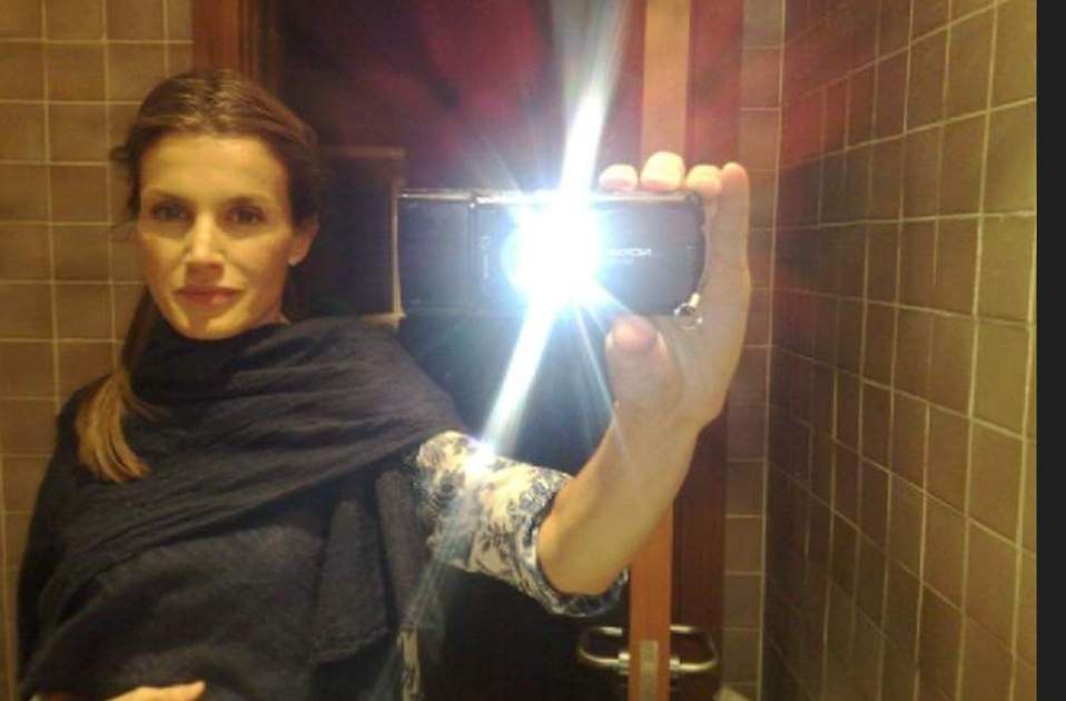 Letizia cono pashmina en un lavabo, foto Jaime del Burgo