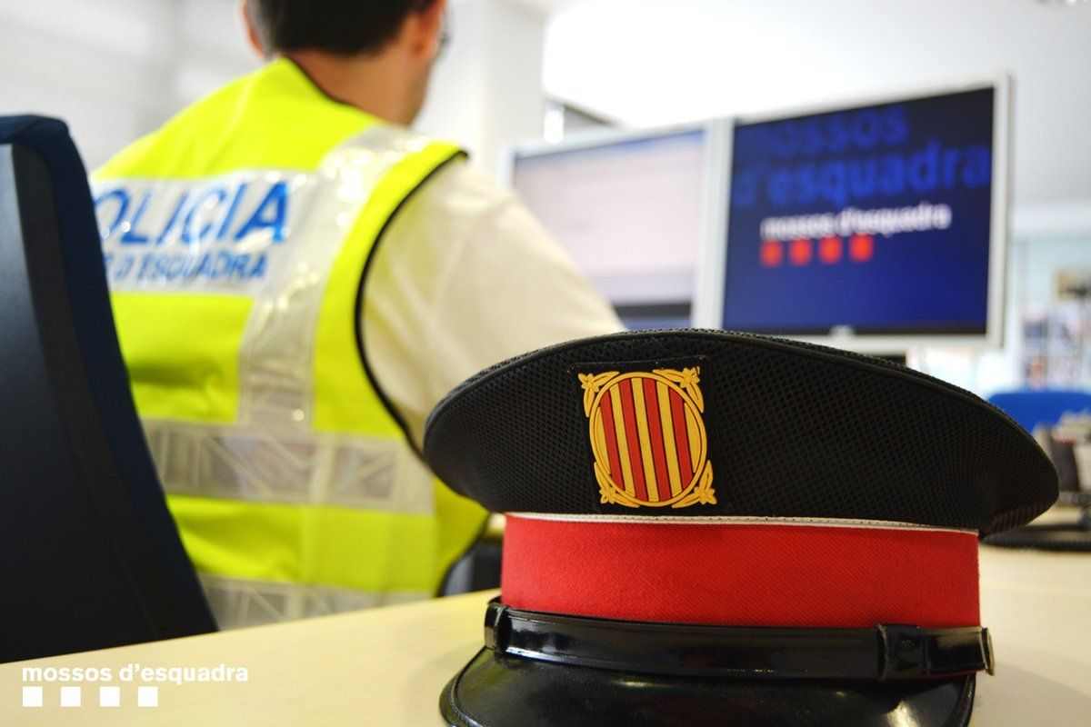 Els Mossos detenen set persones a Barcelona per dos robatoris violents per Cap d'Any