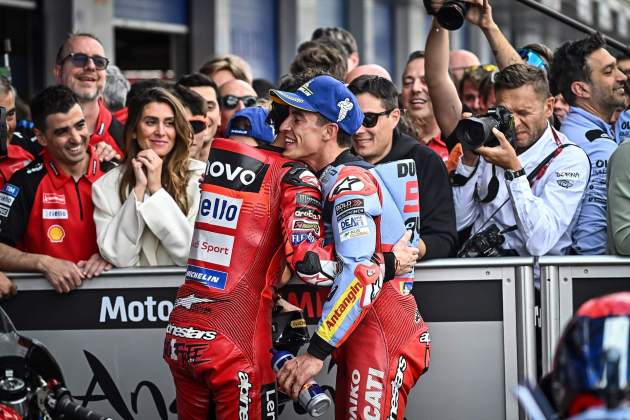 Pecco Bagnaia y Marc Márquez se abrazan al llegar al Parc Fermé en Jerez / Foto: Europa Press