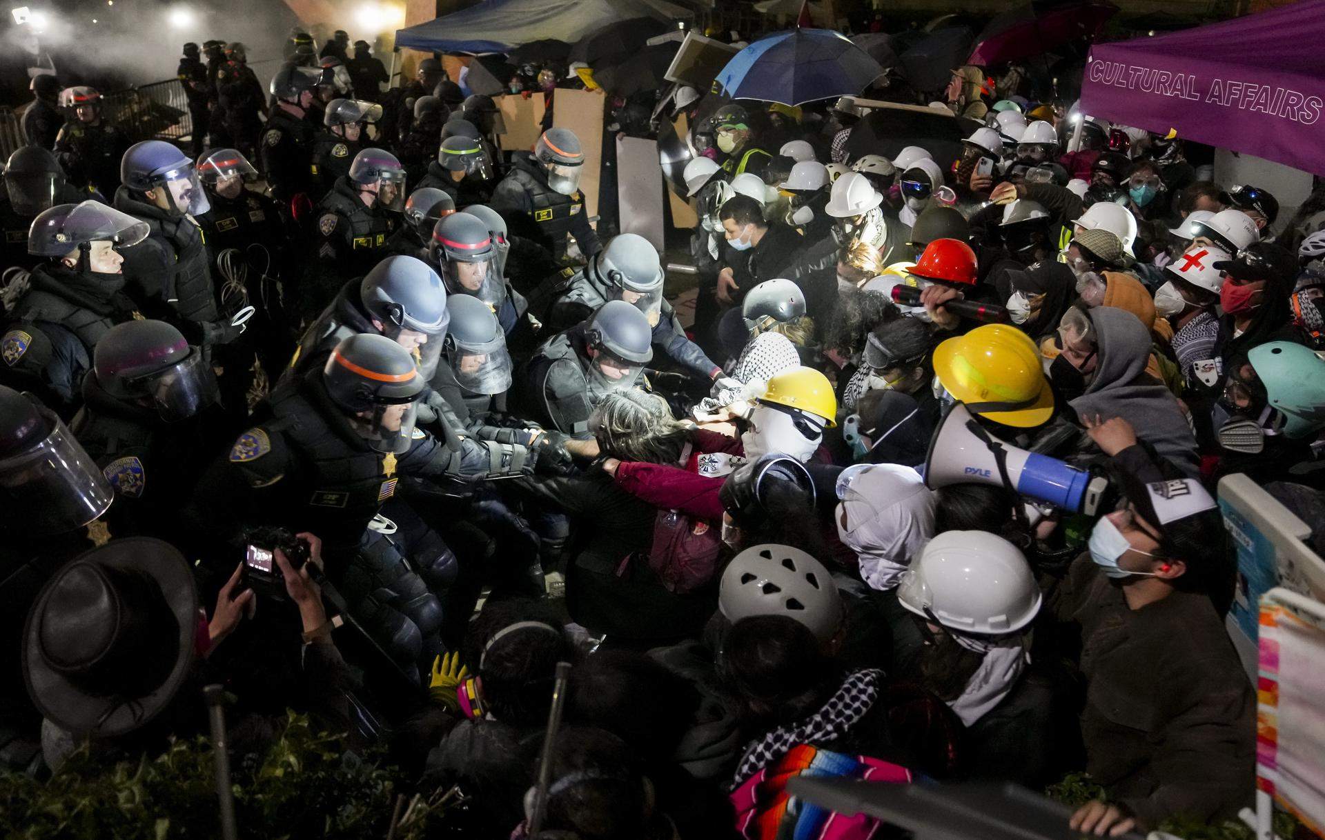 Desenes de detinguts a UCLA després que la policia hagi entrat al campament propalestí