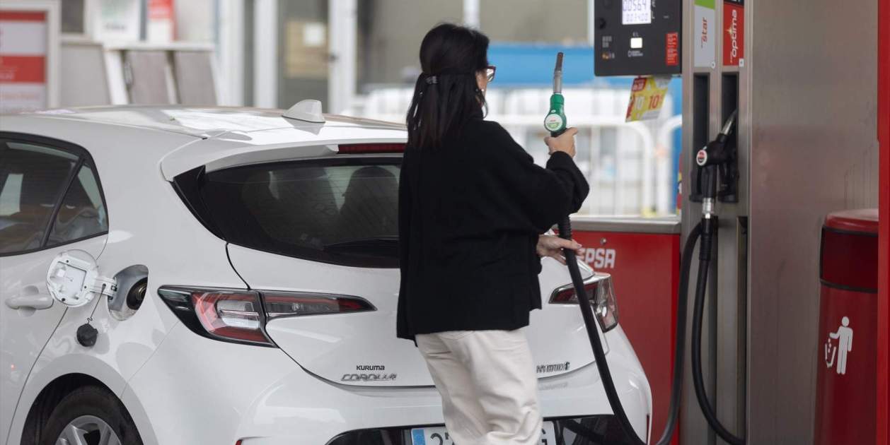 Un conductor repostando carburantes en una estación de servicio. Europa Press Un conductor repostando carburantes en una estación de servicio. Europa Press