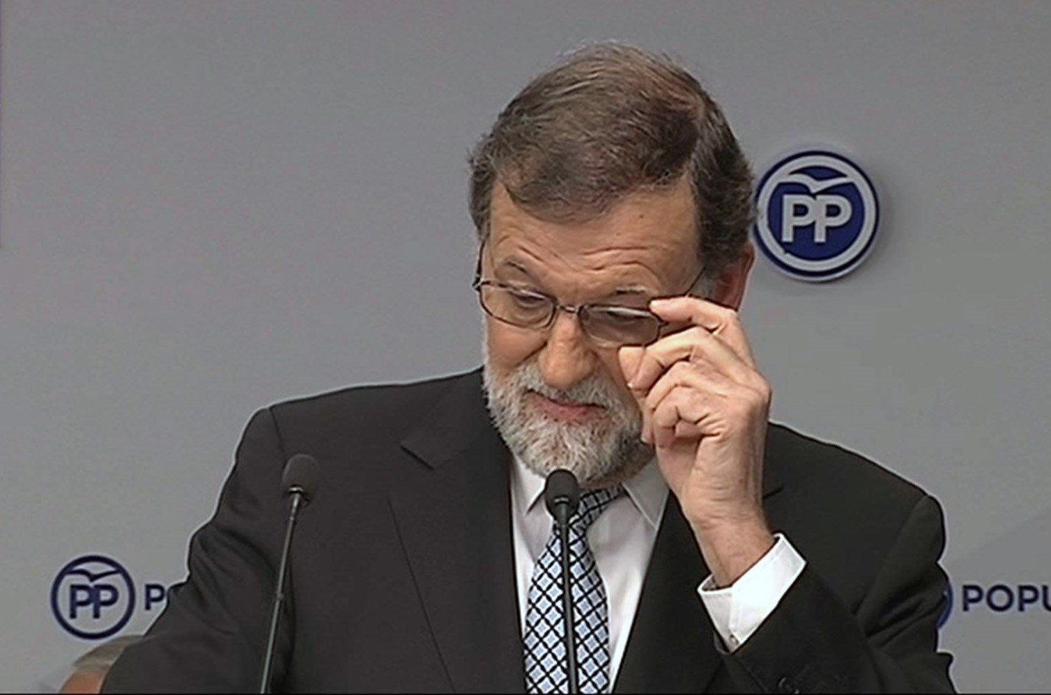 VÍDEO. Rajoy, después de emocionarse: "Joder, que alguien pare, coño"