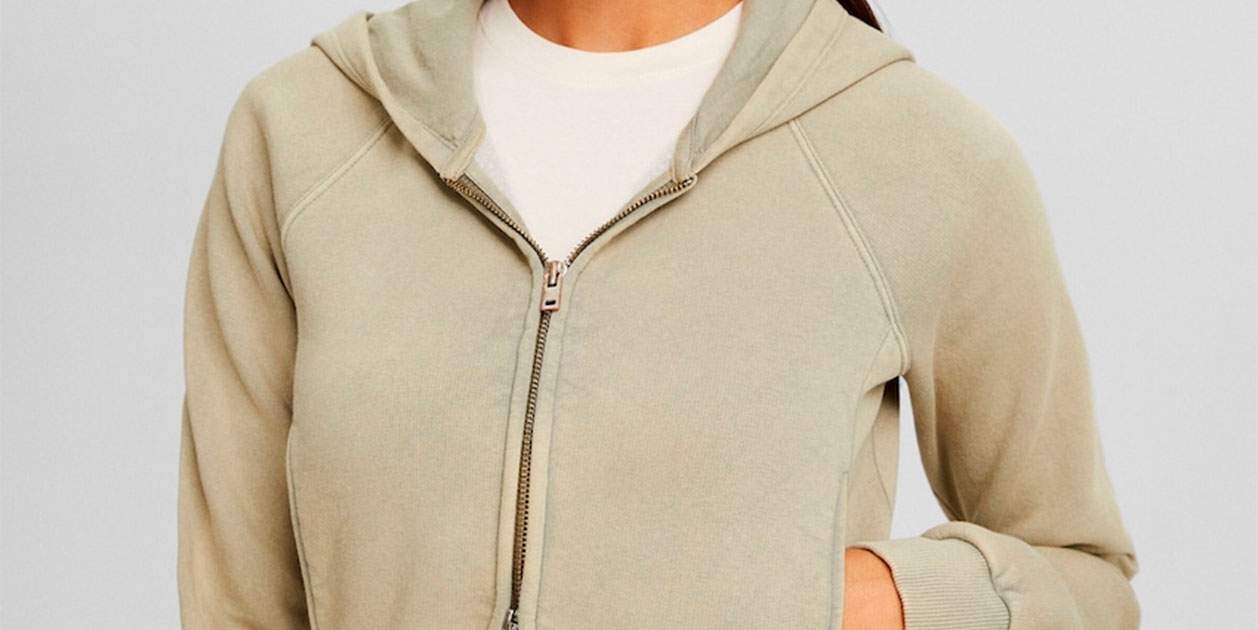 Esta sudadera cropped en 4 colores con cremallera y capucha de Bershka se está agotando en toda España