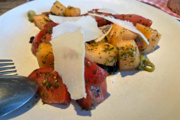 Ensalada de tomate y melón en el restaurante Fismuler / Foto: Rosa Molinero Trias