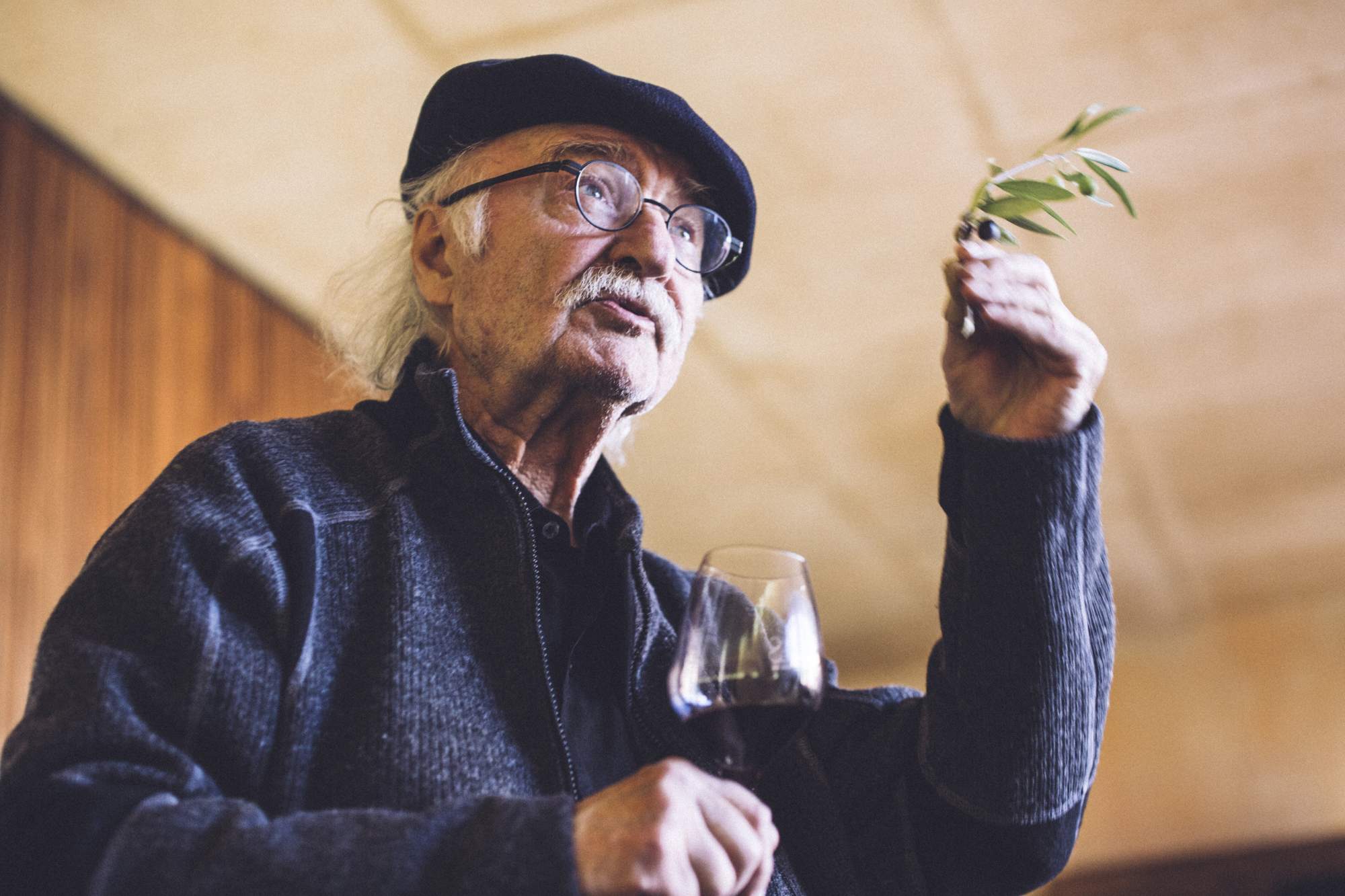 PepiFandango Pepi con un vino y una oliva