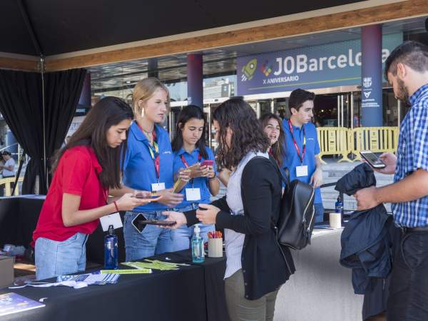 Varios jóvenes pidiendo información sobre ofertas de trabajo al JOBarcelona 2023