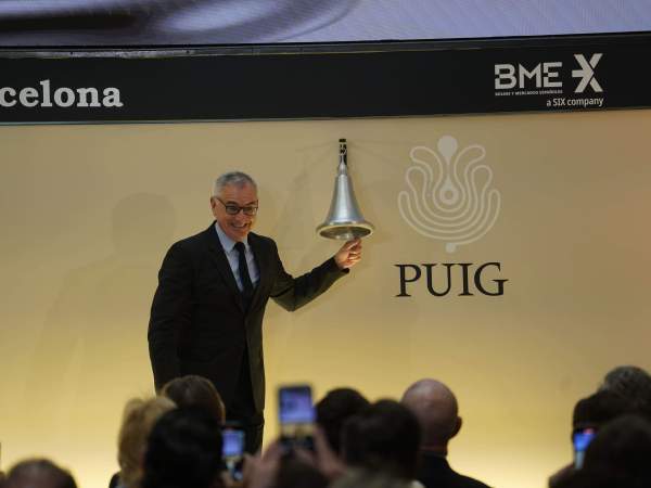 El presidente ejecutivo del grupo Puig, Marc Puig, dando el toque de campana en la Bolsa de Barcelona, para la salida a bolsa. IRENE VILÀ CAPAFONS