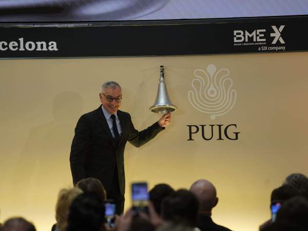 El presidente ejecutivo del grupo Puig, Marc Puig, dando el toque de campana en la Bolsa de Barcelona, para la salida a bolsa. IRENE VILÀ CAPAFONS El presidente ejecutivo del grupo Puig, Marc Puig, dando el toque de campana en la Bolsa de Barcelona, para la salida a bolsa. IRENE VILÀ CAPAFONS