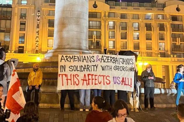 Ciudadanos armenios y azeríes muestran su apoyo a los manifestantes georgianos en Tiflis este viernes por la noche / Cedida
