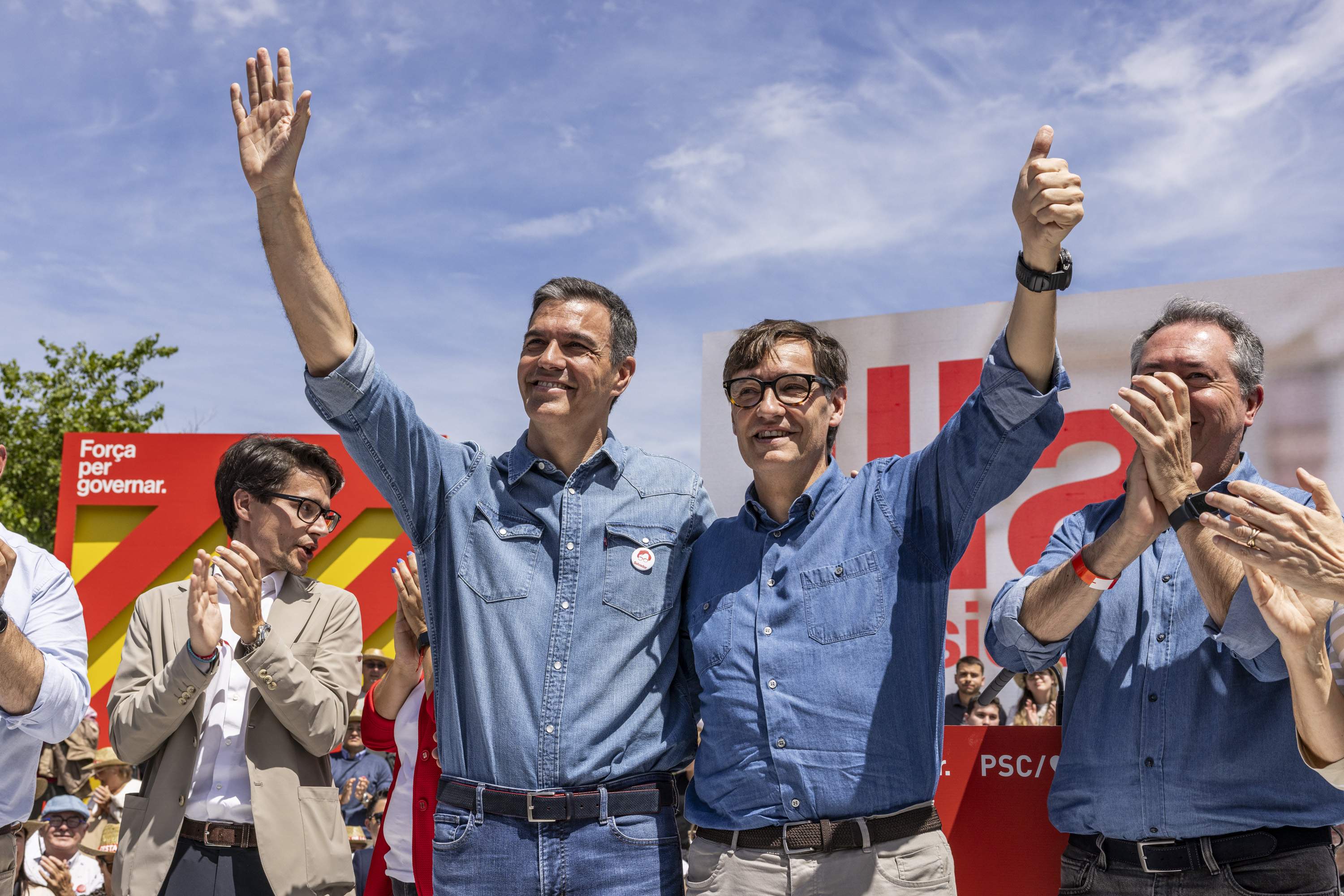 Sánchez anima a votar a Illa por "la causa noble de la convivencia" e insiste: "Es democracia o fango"
