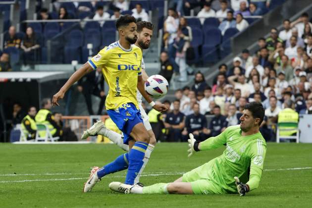 Thibaut Courtois evita un gol de Chris Ramos en el Cádiz - Real Madrid / Foto: EFE Thibaut Courtois evita un gol de Chris Ramos en el Cádiz - Real Madrid / Foto: EFE